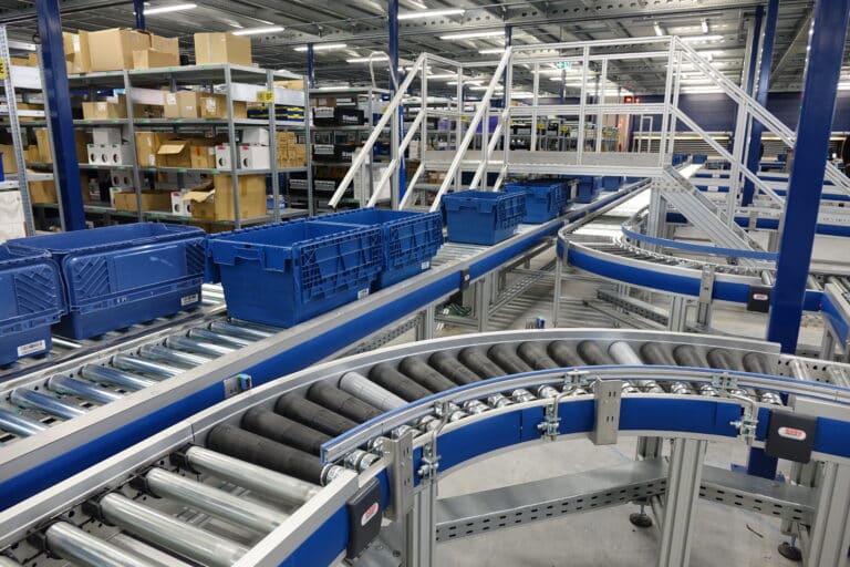 Accumulation conveyors buffering cartons before the next warehouse process
