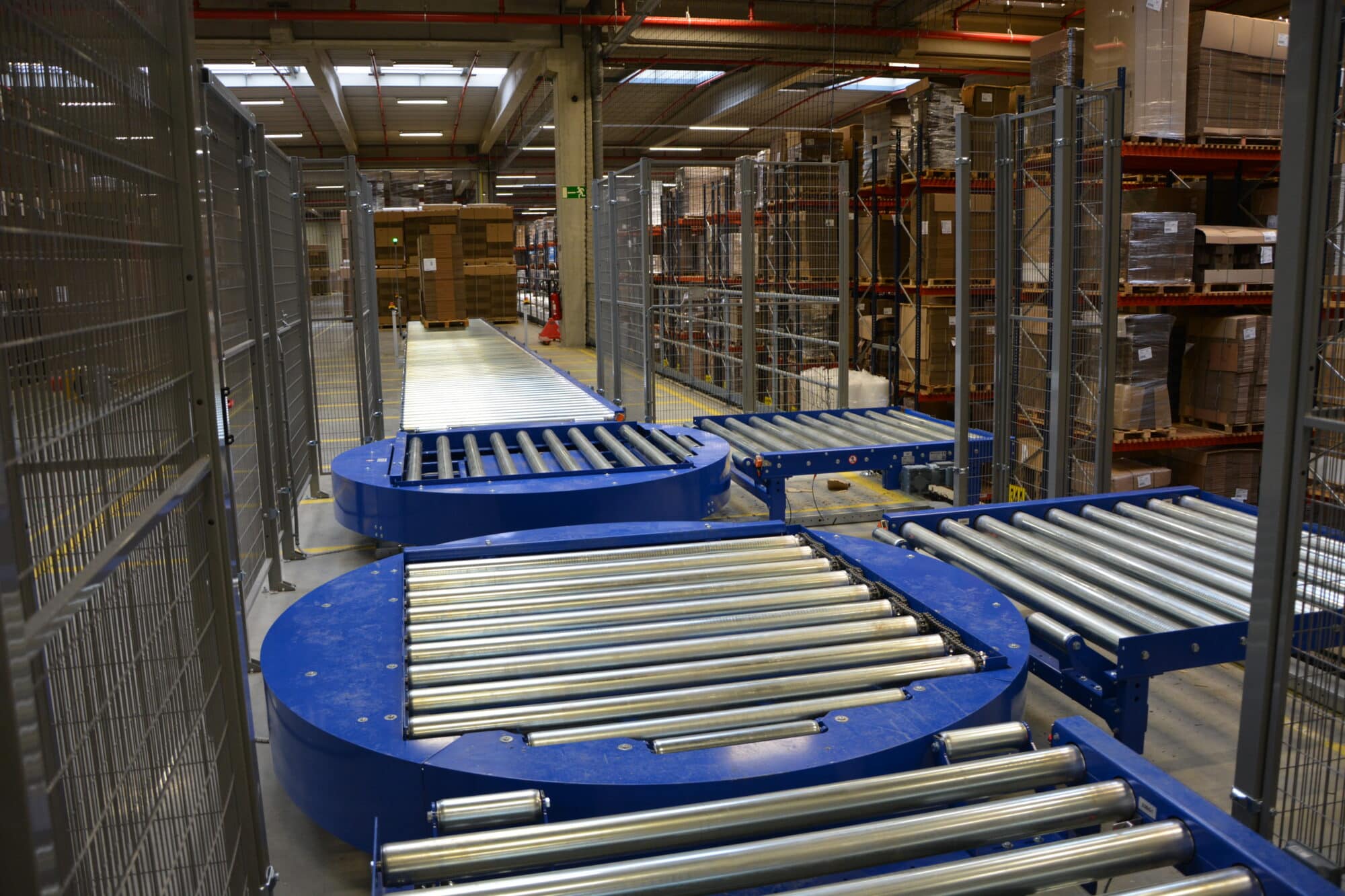 Pallet conveyors supporting inbound and replenishment movement in a retail distribution centre