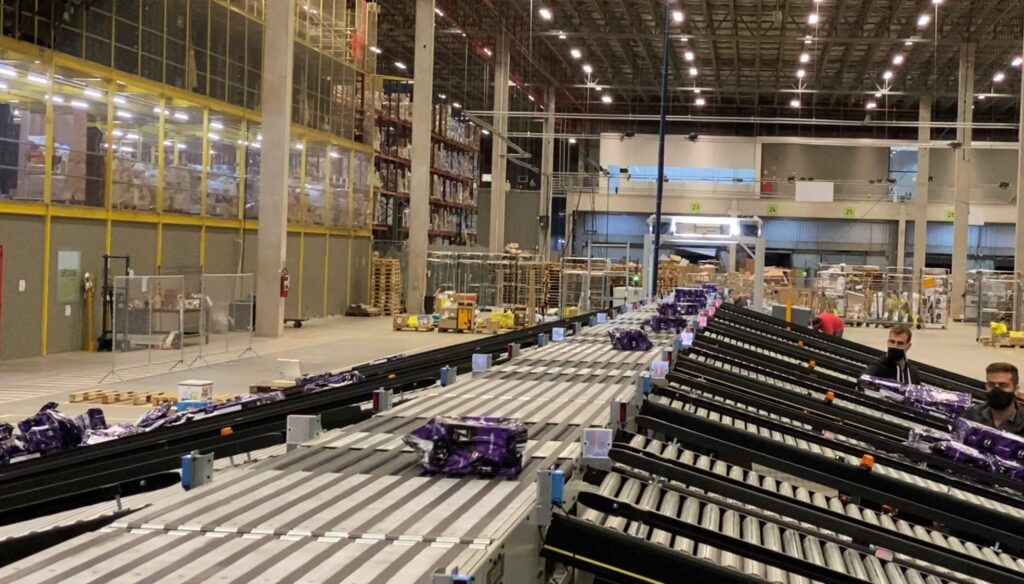 Pop up sorter in ecom warehouse by CoreConvey