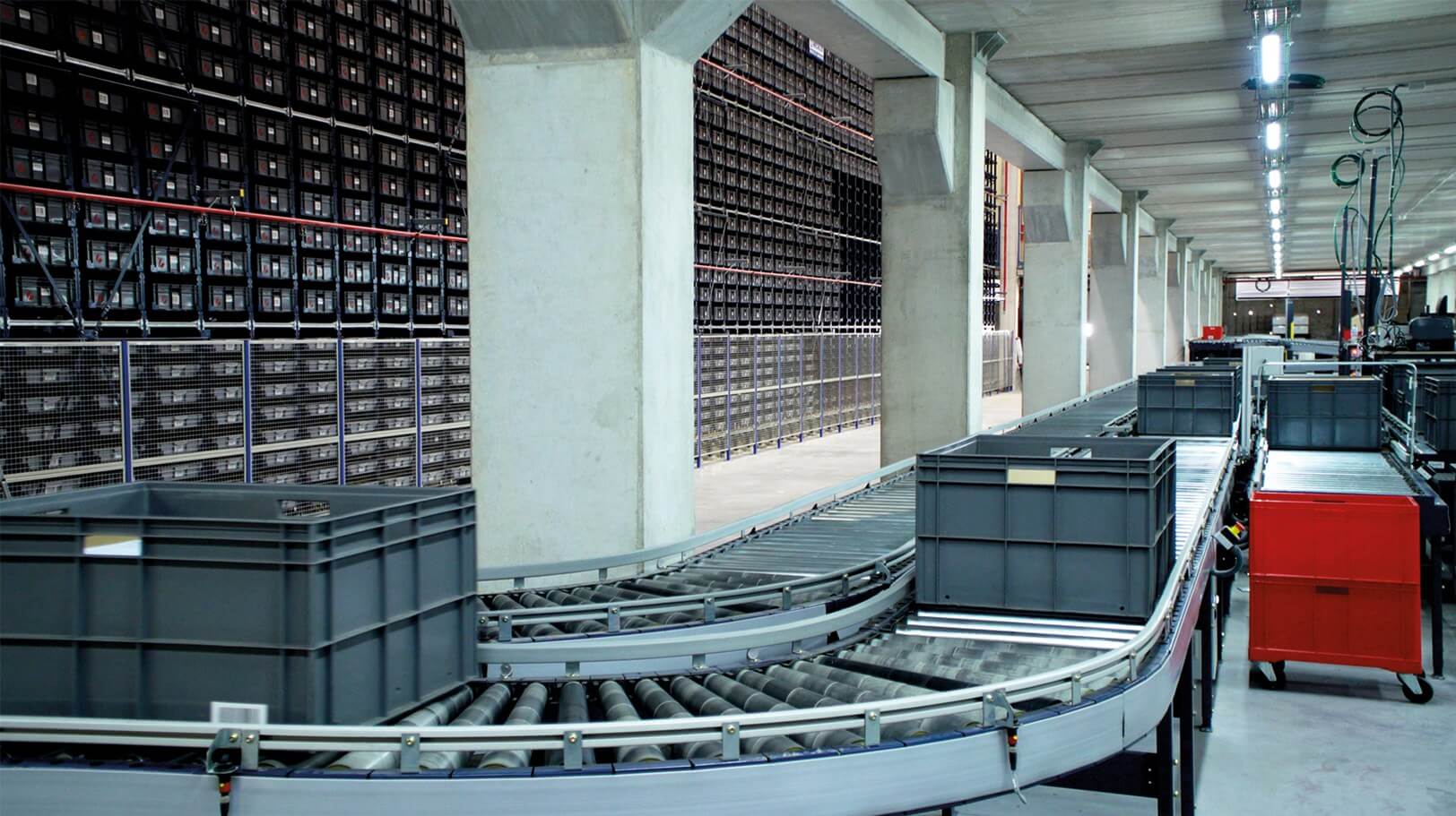 Automated retail distribution centre with totes moving through a connected conveyor system