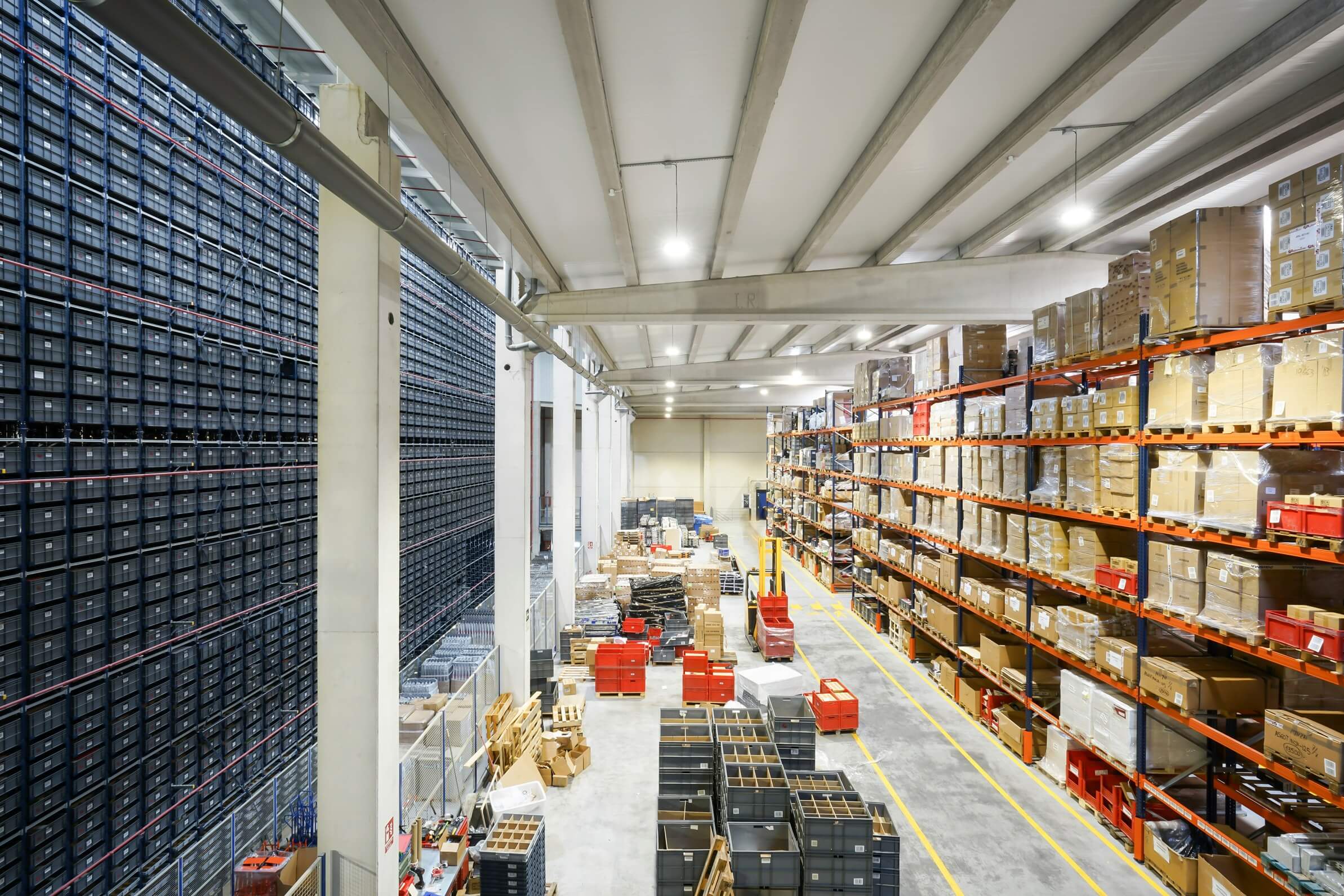 Modern warehouse automation system supporting e-commerce fulfilment and order flow