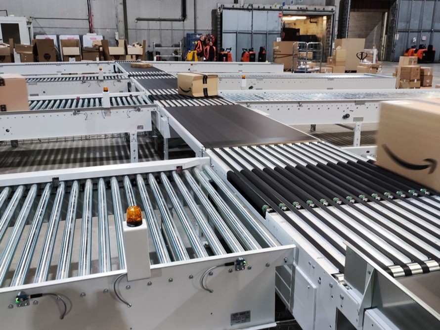 Pop-up sorter routing a parcel between conveyor lanes